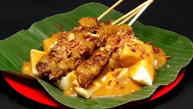 Sate ayam per tusuk dengan bumbu kacang kental khas Padang